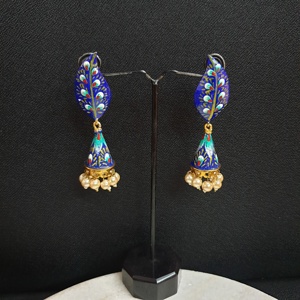 Pendientes Jhumki pintados a mano azules Joyas de fiesta hechas de aleación de zinc - Product Image 1