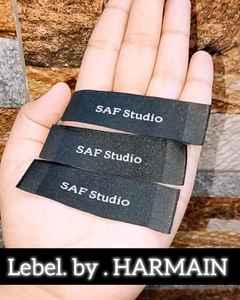 Étiquette de tissu de vêtement personnalisée 100 pièces 2x5cm extrémité/centre de pli Étiquette tissée de haute qualité pour vêtements Logo de marque estampage à chaud - Product Image 3