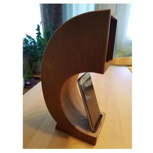 Le complément esthétique du support mobile en bois berce en toute sécurité le smartphone permettant une visualisation mains libres pendant la charge - Product Image 2