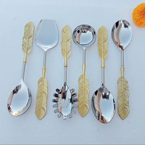 Élégant ensemble de cuillères aspect plume dorée pour les fêtes - Product Image 1