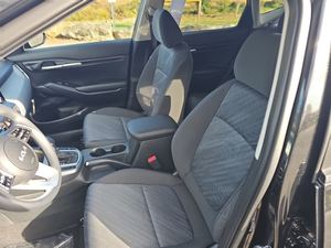 Kia Seltos LX FWD 2026 d'occasion noire, avec toit ouvrant, démarrage à distance, boîte automatique, jantes en alliage, système de navigation - Product Image 6