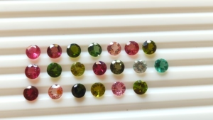 Vente en gros Lot de 6mm en forme de tourmaline naturelle à facettes en vrac cristaux taille brillant Quarts pierres précieuses rose vert certifié IGI - Product Image 5