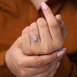 Anillo de Compromiso con Diamante Cultivado en Laboratorio con Banda Pavé y Halo de Pera - Plata de Ley y Oro, Claridad VS1, Colección de Anillos de Diamantes Elegantes - Product Image 4