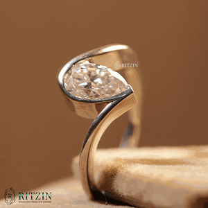 Bague de fiançailles de style solitaire avec diamant taille poire pour femme - Product Image 3