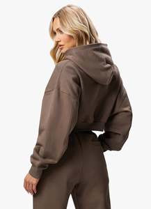 เสื้อครอปแบบมีฮู้ดและกางเกงจ็อกเกอร์ชุดวอร์มสีแบบสั่งตัดเปิดไหล่สำหรับผู้หญิง - Product Image 3