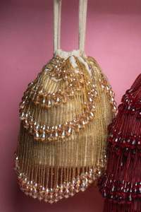 Sac Potli 2025 @ Designer sur velours avec de belles pierres de perles de verre en cristal et un embellissement Dabka pour mariage et fête - Product Image 2