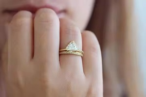 แหวนหมั้นทอง14K สีเหลืองกับสามเหลี่ยมตัดในห้องปฏิบัติการปลูกเพชรครบรอบแต่งงานโรแมนติกสัญญาเครื่องประดับ - Product Image 5