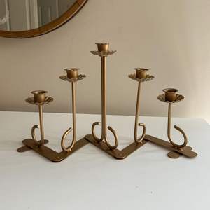 Candélabre moderne en métal pour l'affichage de table avec la surface douce et les lignes lisses pour la présentation élégante - Product Image 3