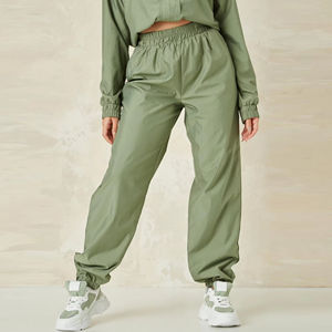 Traje cortavientos de 2 piezas para mujer, tendencia OEM, logotipo personalizado, cuello con capucha ajustado liso, ropa de invierno cálida ecológica - Product Image 5