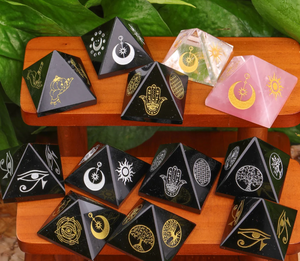 Ágata de obsidiana negra natural con diseño de pirámide dorada y plateada, decoración de pirámide de cristal curativo a la venta - Product Image 6