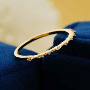 Banda Minimalista Moissanite Eternity Band 14K Chapado en oro blanco Plata Delgada Distancia Apilamiento Anillo de compromiso de boda - Product Image 3