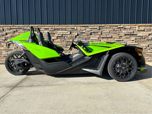 รถสามล้อ Slingshot SL สีเขียวดำ มอเตอร์แบบไร้แปรงถ่าน 600-1000 ซีซี ความเร็วสูงสุดเกิน 80 กม./ชม. มอเตอร์ไซค์ทัวริ่ง ผลิตในสหรัฐอเมริกา - Product Image 3