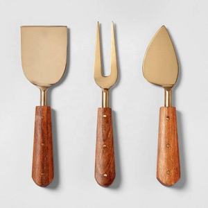 Nueva apariencia de madera y mango de diseño estilo moderno Acero inoxidable chapado en oro rebanador de queso cena esparcidor de queso - Product Image 1
