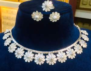 Ensemble de bijoux vintage de Dubaï en or 24 carats avec collier de diamants d'anniversaire classique en cuivre et fleur de perle pour les occasions spéciales de mariage - Product Image 3