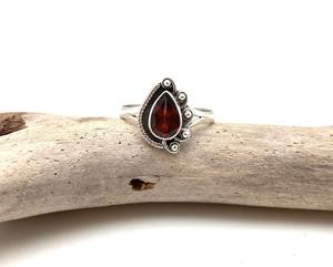 Anillo Hecho a Mano de Plata de Ley 925 con Baño de Rodio y Granate, Estilo Boho, para Mujer, Regalo para Fiesta o Boda - Product Image 4