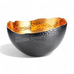 Votivo de metal martillado, acabado dorado y negro, centro de mesa moderno, portavelas único para el hogar - Product Image 1