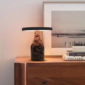 Lampe de table de luxe moderne en métal avec abat-jour blanc élégant, parfaite pour l'éclairage intérieur et la décoration intérieure - Product Image 2