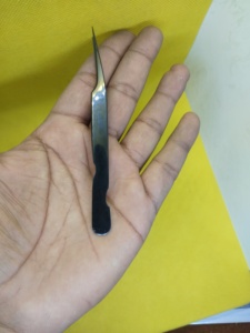 Pince à épiler professionnelle d'extension de cils droits avec revêtement noir-Outil de précision pour les applications de cils - Product Image 2