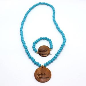 Collar de cuentas de madera turquesa hecho a mano con colgante redondo de madera natural joyería de estilo tribal étnico bohemio para mujer - Product Image 1