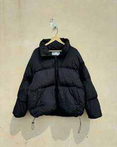 Recién llegado, chaqueta acolchada negra inspirada en la Hermandad griega, prendas de vestir exteriores acogedoras y elegantes para las hermanas de la hermandad - Product Image 1