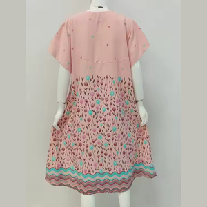 Robe décontractée pour femmes avec une coupe en A et un bouton sur le devant. Confortable à utiliser au quotidien et pour les vêtements de nuit - Product Image 4