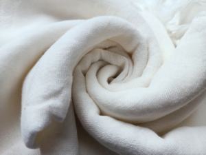 Chales de algodón tejidos a mano hechos a medida, suaves, transpirables y naturalmente elegantes. Ideal para moda sostenible y regalos - Product Image 5