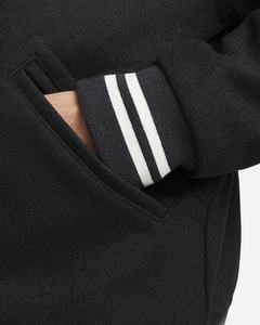 Veste universitaire en laine à manches longues pour homme, sur mesure, en laine véritable, streetwear d'hiver, broderie de patch, style sportif, devant droit - Product Image 4