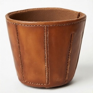 Mini pot en cuir rustique moderne fait pour des affichages de plantes qui reflètent la beauté tranquille et le naturalisme artisanal - Product Image 4