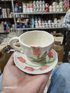 Ensemble tasse et soucoupe en forme de tulipe faits à la main, design moderne, mignon, girly, cœur en céramique, tasse de grande valeur, tasse peinte à la main pour cadeaux d'affaires - Product Image 2