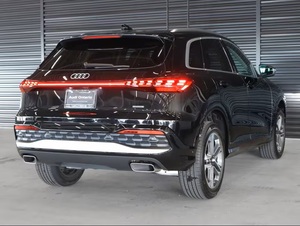 โปรโมชั่น (W&T) รถยนต์มือสอง Audi Q5 Premium 4 ประตู SUV ขับเคลื่อน 4 ล้อ ปี 2025 (เครื่องยนต์ 2.0 ลิตร 4 สูบ เทอร์โบ 7AM) สีดำ Mythos รถ SUV มือสอง - Product Image 4