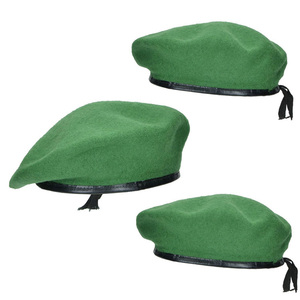 Chapeaux de béret à la mode fabriqués avec une finition lisse et une coupe douce offrant un équilibre entre le charme traditionnel et les chapeaux d'usure modernes - Product Image 4