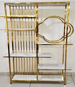 Estantería grande de metal dorado con niveles estilo mármol y círculos decorativos centrales. Disponible a precios de mayoreo. - Product Image 1