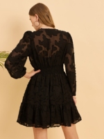 Robe courte en georgette transparente chic sur mesure avec boutons sur le devant et détails froncés convient aux clients et revendeurs de boutique