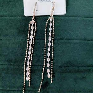 Boucles d'oreilles élégantes à la mode occidentale avec placage à l'or pour un look de fête pour femmes et filles - Product Image 1