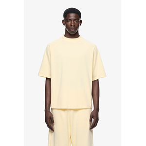 T-shirts amples et élégants en polyester uni pour hommes et femmes, personnalisables, confortables, adaptés à la mode de rue et aux sorties décontractées - Product Image 1