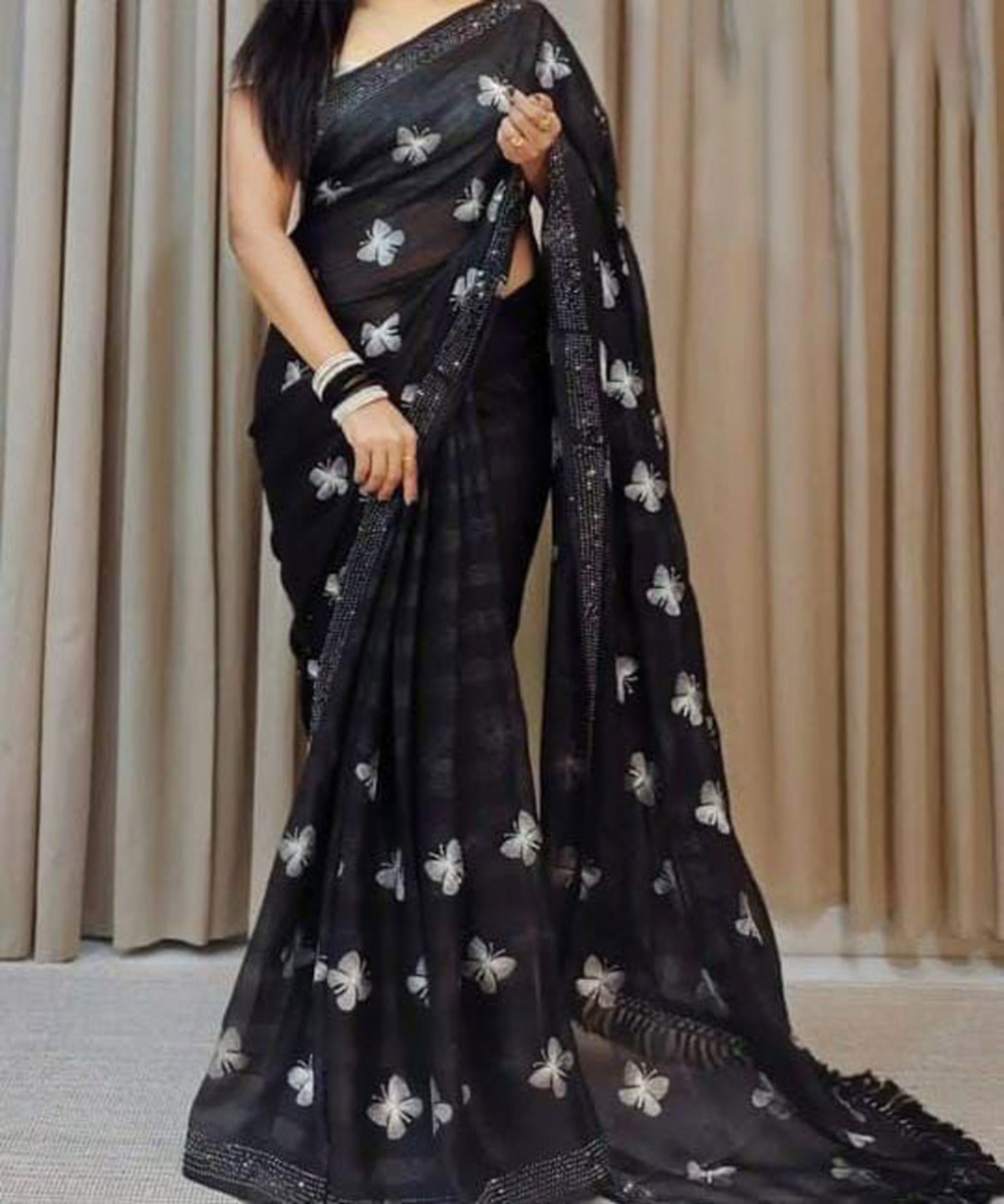 Cotton Saree quyến rũ: ôm lấy sự thoải mái và phong cách-sarees trắng cổ điển cho vẻ ngoài vượt thời gian và thanh lịch.