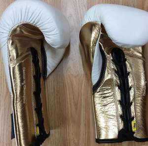 Guantes de Boxeo de Cuero Vacuno de Calidad Profesional con Cierre de Cordones, Molde de Mano de 4 Capas, Hechos a Medida, Universales, Impermeables y con Protección UV - Product Image 4