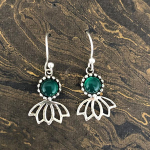 Boucles d'oreilles pendantes en onyx vert et quartz diamanté, 2,4 grammes, style fleur tendance, sertissage clos en or rose, pour cadeau de fiançailles - Product Image 1