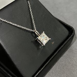 Nuevo Collar con Colgante de Diamante Cultivado en Laboratorio con Corte Princesa VVS y Oro Sólido de 14k para Mujer a Bajo Precio - Product Image 5