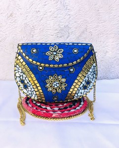 Pochette de soirée artisanale avec chaîne et rabat, confectionnée par des artisans indiens, pour les occasions spéciales des femmes - Product Image 1
