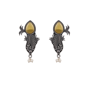 Boucles d'oreilles pendantes en forme de poisson en forme de bœuf jaune avec sertissage en imitation perle - Product Image 2