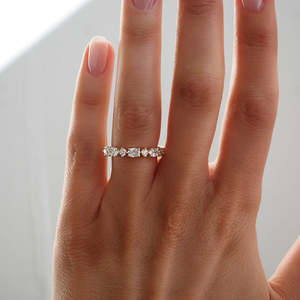 Anillos de corte ovalado y redondo duraderos con banda de eternidad de moissanita elegante para mujer - Product Image 3