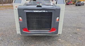 Chargeuse compacte TAKEUCHI TL12R2 avec cabine EROPS, chauffage et climatisation. Caméra de recul pour chargeuse sur chenilles, commandes par joystick, hydraulique auxiliaire - Product Image 6