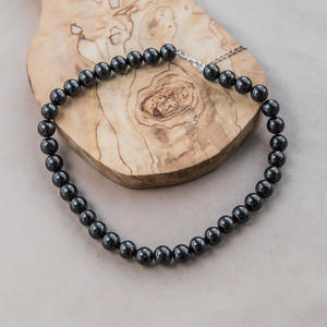 Collar de Shungita con 43 cuentas redondas pulidas de 0.39 pulgadas (10 mm) con cierre de cadena, longitud del collar 18 pulgadas (45 cm) - Product Image 1