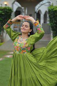 Alta demanda elegante Navratri especial totalmente estilo vestido de Color verde en tela de rayón con Kutchi Gamthi trabajo para mujeres indias - Product Image 4