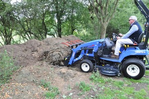 Tractor de ruedas Yuki de 24HP azul con cargador frontal y accesorio de cortadora - Product Image 5