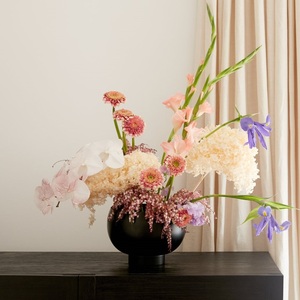 Bol de fleurs sur pied de couleur noire mate Theodore personnalisé pour intérieur et extérieur décoré dessus de table vase à fleurs unique - Product Image 1