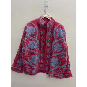 เสื้อแจ็คเก็ตบอมเบอร์งานฝีมือจากเมืองชัยปุระ ยี่ห้อ Crimson Garden แบบสองด้าน ปักลายซูซานี ผ้าฝ้าย สีแดงอิฐ สีฟ้าเพอริวิงเคิล ดีไซน์หรูหราสำหรับฤดูใบไม้ผลิ - Product Image 5