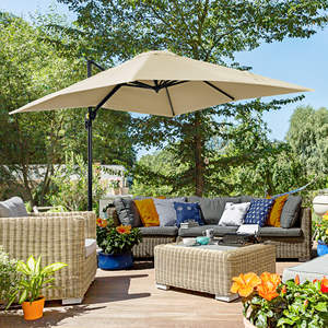 Outsunny 2.5x2.5m Parapluie de jardin crème avec angle réglable à 5 niveaux et 360 ° - Product Image 2