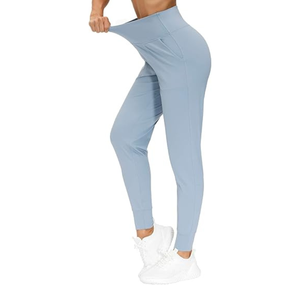 Leggings d'entraînement Capri personnalisés pour femmes | Pantalon de yoga extensible taille haute avec tissu évacuant l'humidité - Product Image 6